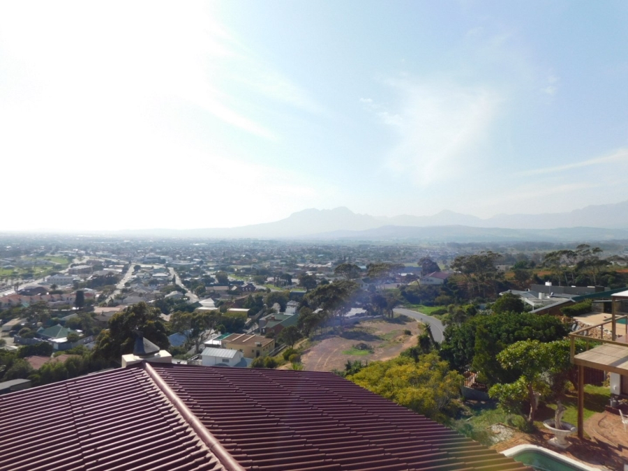 6 Bedroom Property for Sale in Mountainside Western Cape